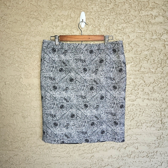 Liz Claiborne Lined Pencil Cotton Spandex Black & White Floral Skirt Size 12 - Picture 2 of 8